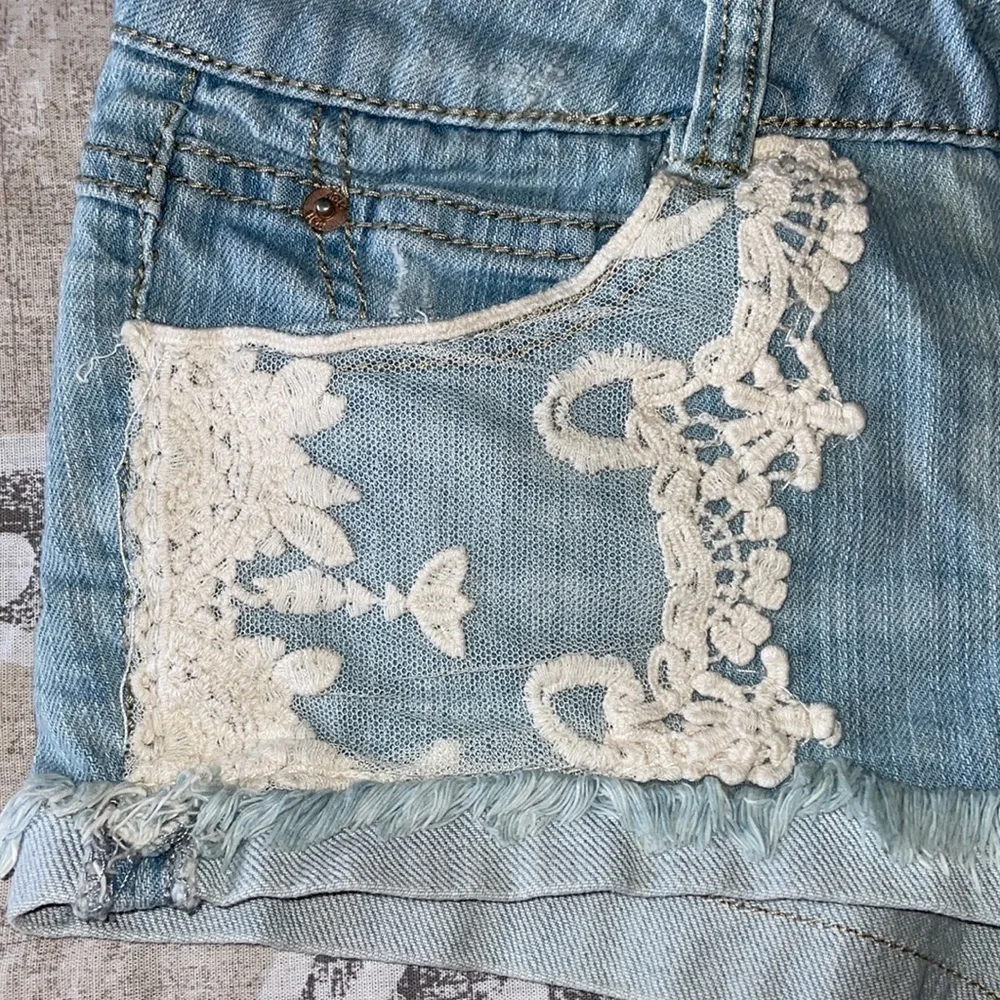 JOLT light blue lace embroidered fringe jean shorts in juniors size 1 - Picture 4 of 8